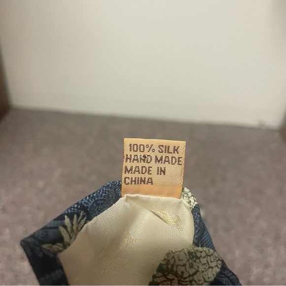 Vintage Tommy Bahama Men’s Necktie Blue Hawaiian Pineapple 100% Silk - Picture 5 of 5